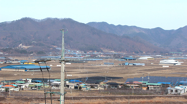 보은군의회는 주민 청구에 따라 주거지역 경계로부터 보은읍 1000m, 면 지역 700m 이내에서 가축사육을 제한하는 내용을 골자로 하는 보은군 가축사육 제한 조례안을 개정했다. 사진은 보은읍 시가지와 근접거리에 있는 강신.신암리 앞 들녘의 축사들.