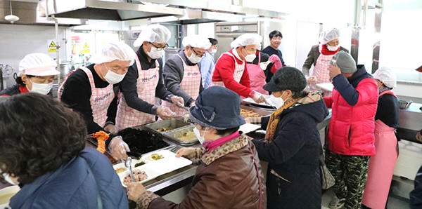 박덕흠 국회위원을 비롯한 자유한국당 관계자들이 어르신들에게 급식봉사를 펼치고 있다.
