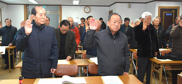 보은의 유림들이 김종덕 장의가 윤리선언문 낭독하고 있는 가운데 이의 실천을 다짐하고 있다.