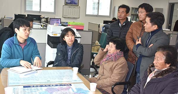 보은군선거관위원회를 찾은 주민들이 잘못된 서명을 철회해 줄 것을 요구하고 있다.