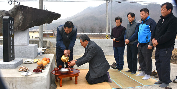 보은읍 학림리 주민들이 지난해 3월14일 선덕불망비 앞에서 감사제를 올리고 있다.