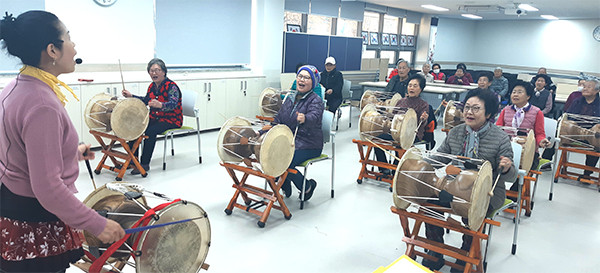 보은군실버복지관 어르신들이 올해 신설된 장구교실에서 장구를 배우며 즐거움을 만끽하고 있다.