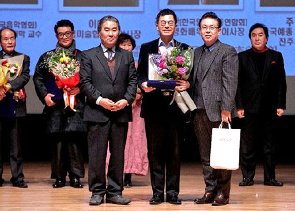 보은한양병원 김동응 부이사장의 장남 김태진 교수가 지난 13일 서울 대한민국예술인센터에서 열린 제33회 한국예총 예술문화공로상 시상식에서 음악부문 대상 수상했다.