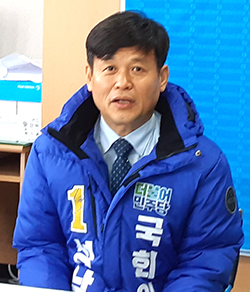더불어민주당 성낙현 국회의원선거 예비후보가 회견을 통해 공약을 발표하고 있다.