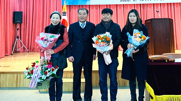 보은문화원 정기총회에서 문화원장 상을 수상한 (사진 왼쪽부터) 고봉순, 구왕회 원장, 엄선용, 곽아윤 회원이 기념촬영을 하고 있다.