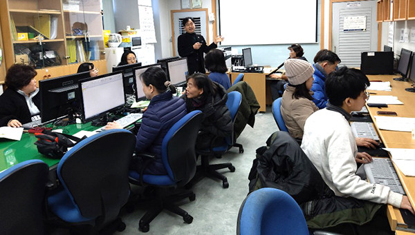이경노 강사가 속리산정보화마을센터에서 주민들에게 엑셀 컴퓨터 프로그램에 대한 강의를 펼치고 있다.