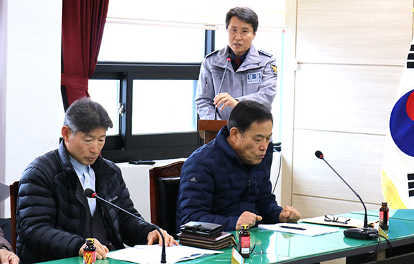 보은경찰서 김기영 서장이 수한면을 찾아 보이스피싱 및 교통사고 예방 교육을 펼치고 있다.