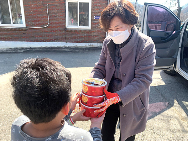 보은군 지역아동센터가 돌봄 서비스의 중단으로 센터를 이용하지 못하는 아동 가정에 직접 도시락을 배달해 호응을 얻고 있다.