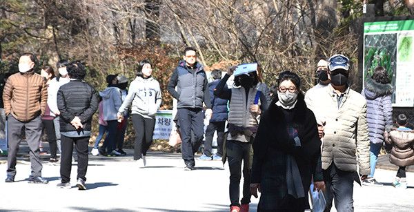 코로나 여파에도 불구하고 속리산을 찾은 관광객들이 북새통을 이루고 있다.