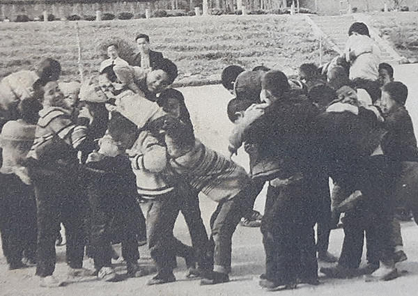 60여년 전, 학교 가을운동회에 참여한 학생들이 열띤 기마전을 펼치고 있다.