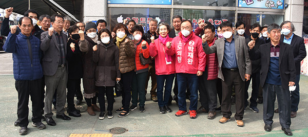 수한면민들이 지난 13일 보은문화원장을 지낸 박재완 자유한국당 충북도의원 보궐선거예비후보 선거사무소를 방문해 “선거에서 압승하라”며 격려했다. 50여명의 수한면민들은 이날 보은읍 동다리사거리에 있는 박 후보의 선거사무소를 찾아 “같은 면에 산다는 것도 중요하지만, 그 누구보다 역량 있는 후보인 만큼 좋은 결과를 이루어 보은발전에 기여해 달라”며 용기를 북돋았다. 박 후보는 찾아온 주민 한명 한명의 손을 맞잡으면서 “보은군민 여러분과 함께 해온 긴 세월 어려분의 애환과 고충을 충분히 느낄 수 있었다”면서 “저 개인의 성공과 실패과정에서 보은지역사회와 군민여러분께 많은 빚을 졌고, 은혜도 입은 만큼 이를 보답하기 위해 최선을 다 하겠다”고 화답했다. 이어“보은군이 충북도정에서 소외되고 있는 만큼 이를 바로잡아 잃어버린 몫까지 되찾아오도록 노력하겠다”고 강조했다. 한편 박재완 예비후보의 선거사무소에는 청장년과 노인들을 비롯한 지지자들의 방문이 매일같이 이어지고 있다.