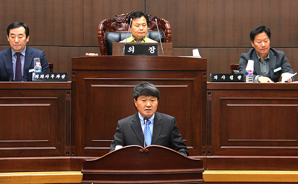 보은군의회 구상회 예산결산특별위원장이 본회의장에서 추경예산 심사에 대해 설명하고 있다.