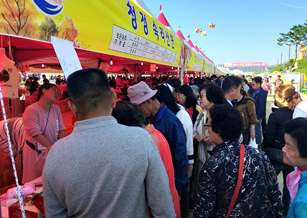 지난해 보은읍 보청천 일대에서 열린 보은대추축제 대추판매장 모습.