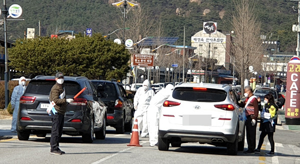 속리산관광협의회를 비롯한 사회단체 회원들이 속리산을 찾는 이들을 대상으로 발열체크를 하고 있다.