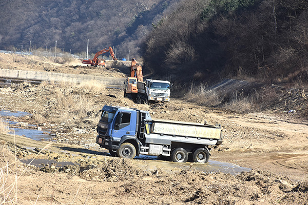 마로면에 소재한 적암천 유지관리사업에 투입된 포크레인과 덤프트럭이 하천정비작업에 분주하다.