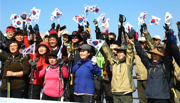 2019년 국립공원 캠페인에 참여한 산악 리더들이 산림훼손방지로 올바른 산행문화를 정차시킬 것을 다짐하고 있다.