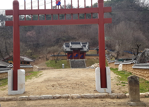 중봉 조헌 선생과 호국 의병들이 모셔진 수한면 차정리 후율사옆 하마비가 후율사의 홍살문 옆으로 옮겨졌다.