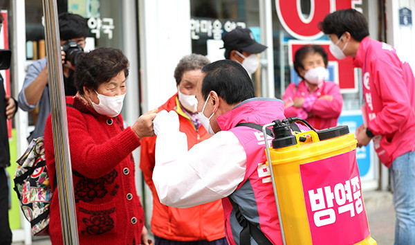 코로나19 방역 봉사활동으로 선거운동을 이어간 박덕흠 후보가 이번 4.15 총선을 앞두고 실시된 여론조사에서 전승을 기록했다.