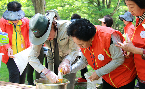 지난해 국립공원 실버대상 탐방프로그램에 참여한 퇴직자들이 천연염색 체험활동을 펼치고 있다.