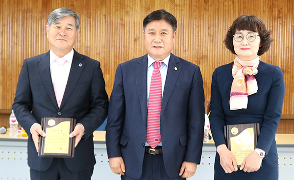 경찰발전협의회 신임 최윤식 회장이 이임하는 이종환 회장과 최현순 사무국장의 노력에 감사를 표하고 있다.