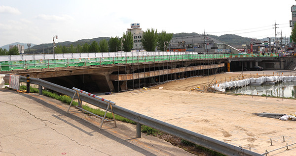 보은군이 2022년 6월 준공을 목표로 재가설을 추진 중인 보은읍 동다리. 철거가 진행 중이다.