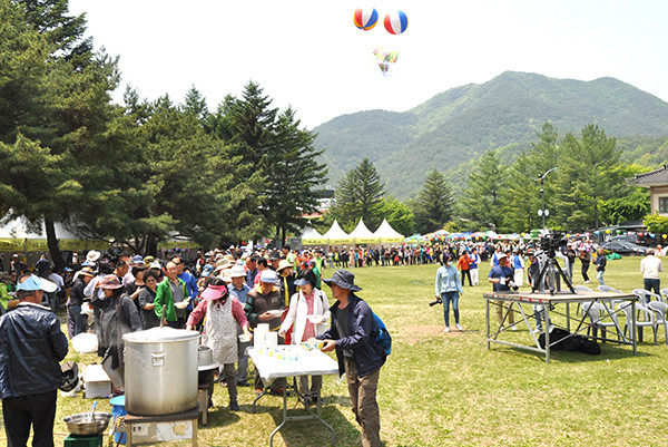 지난해 열린 속리산 신축제에서 속리산관광협의회가 속리산 천왕봉(1058m) 높이를 상징하는 1058명분의 초대형 산채비빔밥 만들기 행사를 열고 관광객들에게 산채비빔밥을 무료 제공하고 있다.