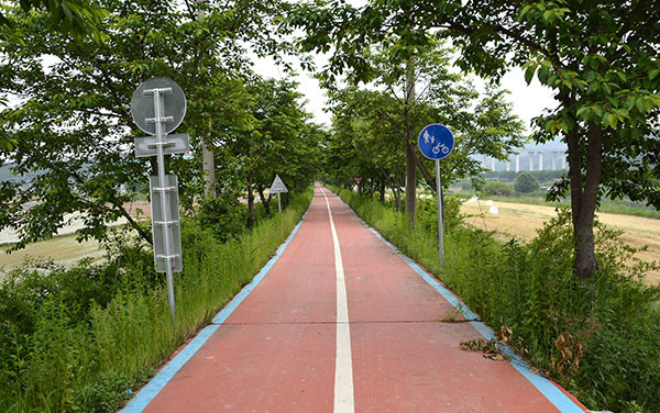 보청천변으로 이어진 자전거도로.