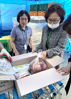 박인자 교육장이 보은농협하나로마트를 방문해 학생들 가정에 전달될 농산물꾸러미를 섬세히 살펴보고 있다.