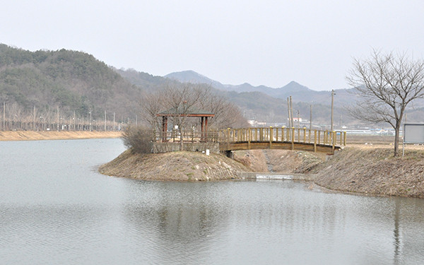 보청천과 종풍천이 만나는 쉼터와 목교.