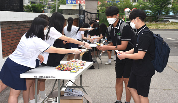 고교에 진학하고도 등교하지 못했던 1학년생이 첫 등교를 시작하자 보은고 선생님과 2~3학년학생들이 이를 환영하고 있다.