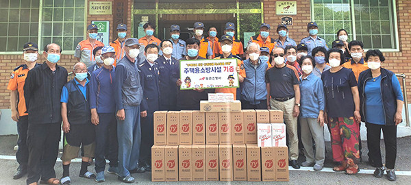 회남면 거교2리 주민과 보은소방서 소방관들이 화재 없는 안전마을 현판식 갖고 주택용 소방시설을 전달하고 있다.