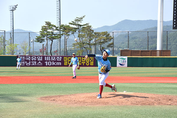 보은대추배야구대회 일요3부 참가팀인 옥천 BROS의 박정호 투수가 지난 7일 청주 카바카를 상대로 호투하고 있다.