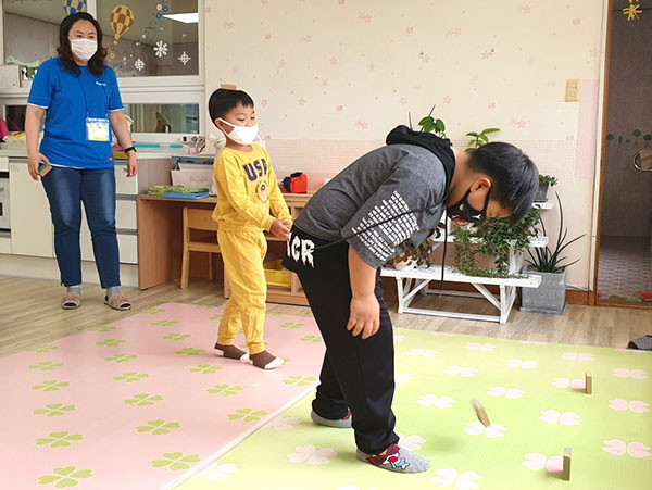 삼승면에 소재한 송죽초 학생들이 비석치기로 전통놀이를 즐기고 있다.