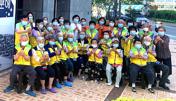 보은군실버복지관 직원과 공공실버주택 어르신들이 ‘덕분에 챌린지’캠페인에 동참해 하루속히 코로나바이러스가 퇴치되길 기원하고 있다.