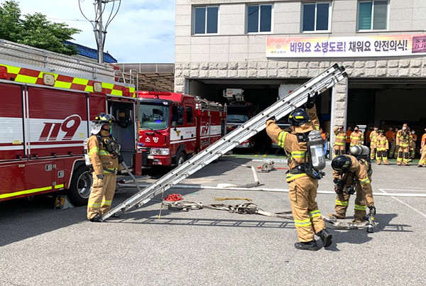 보은소방서 대원들이 재난현장에서 가장 필수적인 전술훈련을 펼치고 있다.