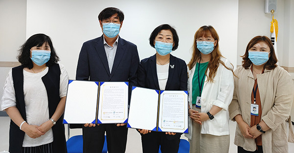 보은군실버복지관 고은자 관장과 보은주거복지센터 이성남 관장이 업무협약을 체결하고 있다.