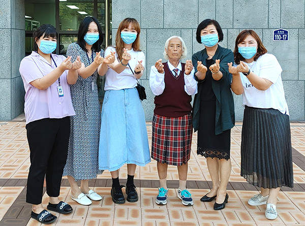 보은여중 1학년 구옥남(교복입은 분)학생이 살고 있는 보은군공공실버주택 관계자들이 할머니의 입학과 등교를 축하하고 있다.