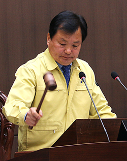 김응선 보은군의장이 지난 19일 제343회 1차 정례회를 끝내고 있다. 임기 반환점을 일주일 앞둔 보은군의회는 오는 25일 하반기 의회를 이끌어나갈 의장과 부의장을 선출할 예정이다.