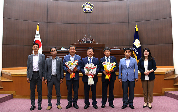 8대 보은군의회가 전반기 의정활동을 마치며 기념사진을 촬영하고 있다. 왼쪽부터 윤대성, 최부림, 윤석영, 김응선, 구상회, 박진기, 김도화 의원. 김응철 의원은 개인 사정으로 참여하지 못했다.