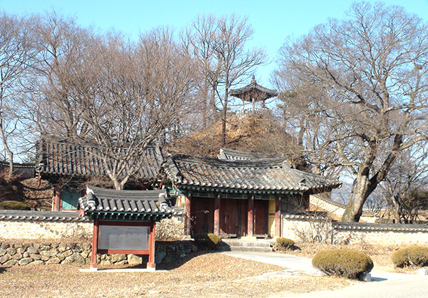 마로면 관기리에 위치한 고봉정사.