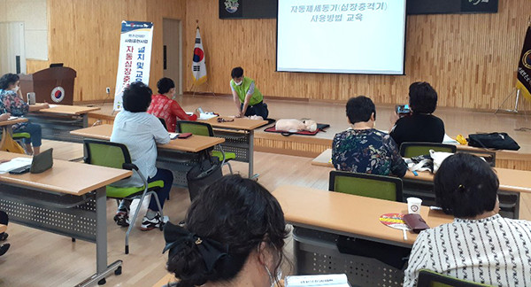 읍급처지법 강사가 9988행복나누미 강사들에게 응급처치법 교육을 펼치고 있다.