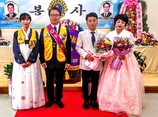 보은마로라이온스클럽 구기회 회장부부가 이임하는 주영운 회장 부부의 노고에 감사를 표하고 있다.