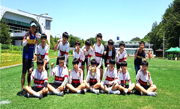 보은중학교 축구선수단이 메달을 목에걸고 경기 우승을 자축하고 있다.
