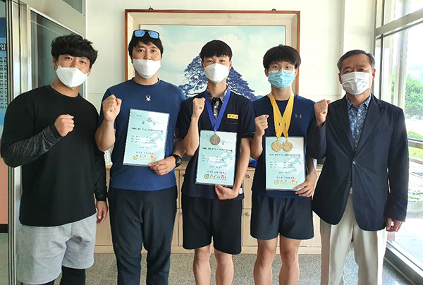 쾌거를 이록한 (왼쪽부터) 김영래 육상코치, 한민식 지도교사, 김현식(2학년), 조민우(3학년), 임공묵 교장.