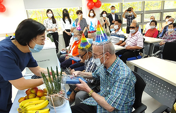 공공실버주택에 고은자 원장이 생일을 맞이한 입주 어르신들게 선물을 전달하고 있다.