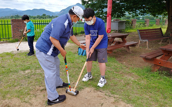 탄부초 학생이 백인기 강사로부터 우드볼을 배우고 있다.