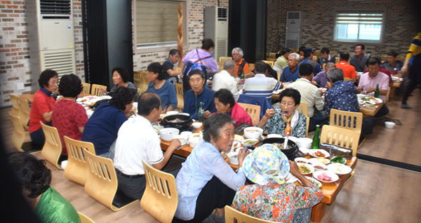 삼승면 우진리 어르신과 주민들이 우송농촌체험마을의 초대로 복달임을 하고 있다.