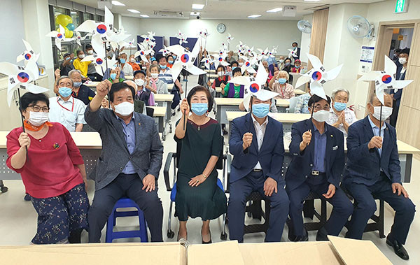 ‘항일독립운동사’강의를 들은 보은군실버복지관어르신들이 태극기바람개비를 흔들며 애국을 다짐하고 있다.