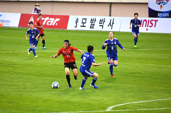 보은상무 미드필더 안상미 선수가 수원도시공사 김수연 선수를 제치고 공격해 들어가고 있다.