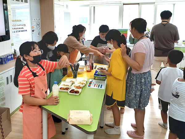 송죽초 특수학급 학생들이 꿈자람 1일 카페를 열고 찾아오는 친구들에게 맛있는 감자튀김과 포테이토를 제공하고 있다.